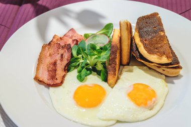 Yumurta, jambon ve yumurtalı ekmek, kadar güneşli tarafı ile Amerikan kahvaltı kapatmak yukarıya fotoğraf