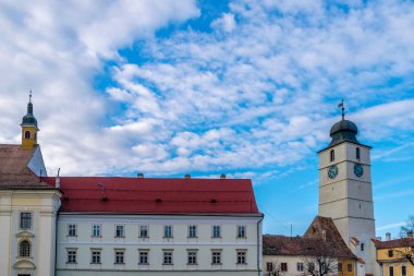 Sibiu'nın Konsey kuleye doğru mavi gökyüzünde Sibiu, Romanya için görüntüleyin