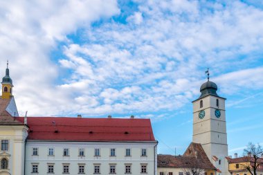 Sibiu'nın Konsey kuleye doğru mavi gökyüzünde Sibiu, Romanya için görüntüleyin