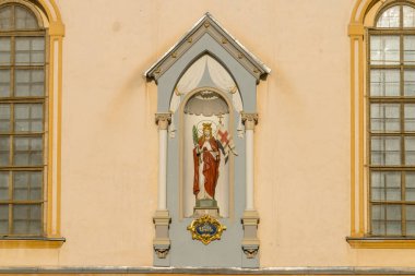 Meryem Ana heykeli bir Katolik Kilisesi cephesinde Sibiu, Romanya