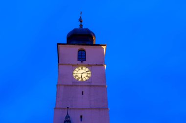 Sibiu Transilvanya bölgesinde, Romanya Konseyi kulesinde gece