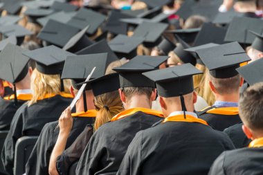 Yong öğrenci mezuniyet kapaklar bir mezuniyet töreni