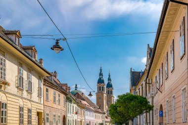 Sibiu, Romanya - kutsal Trinity Katedrali ile Sibiu, Romanya güzel sokak gün güneşli yaz