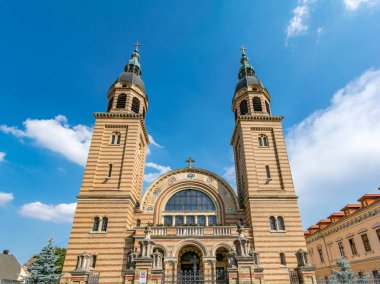 Sibiu, Romanya - kutsal Trinity Katedrali gün güneşli yaz Sibiu, Romanya