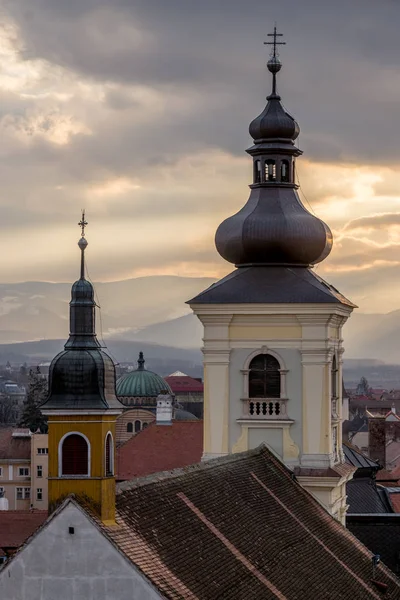 Vista sui tetti della chiesa Sibiu nel centro di Sibiu, Romania — Foto Stock