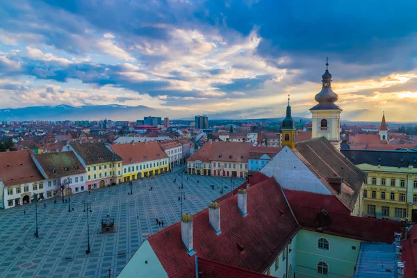 Vista a la Plaza Grande en Sibiu, región de Transilvania, Rumania — Foto de Stock