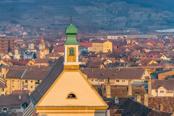 Vista sui tetti della chiesa Sibiu nel centro di Sibiu, Romania — Foto Stock