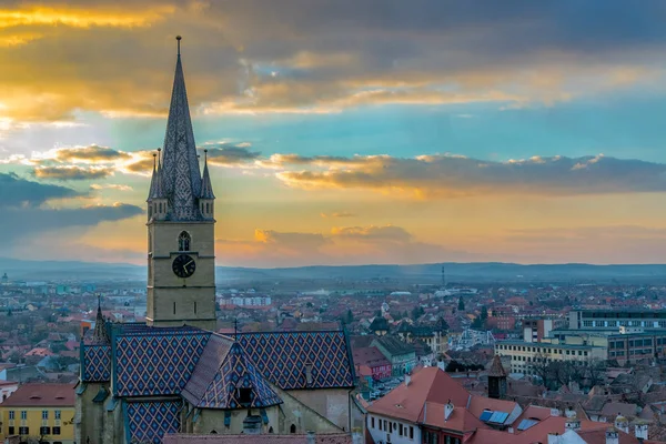 Una vista a la Catedral Luterana de Santa María de Sibiu en la región de Transilvania, Rumania —  Fotos de Stock