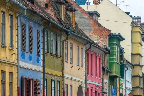 Vista para diferentes cores da arquitetura do Sibiu na região da Transilvânia, Roménia — Fotografia de Stock