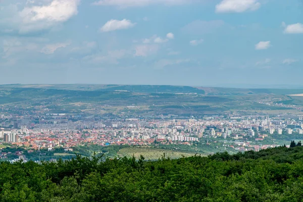 Overzicht van Cluj-Napoca stad gezien vanaf de Feleac Hill in Cluj-Napoca, Roemenië — Stockfoto