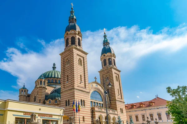 Sibiu, Romênia Catedral da Santíssima Trindade em um dia ensolarado de verão em Sibiu, Romênia — Fotografia de Stock