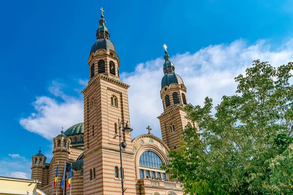 Sibiu, Romênia Catedral da Santíssima Trindade em um dia ensolarado de verão em Sibiu, Romênia — Fotografia de Stock