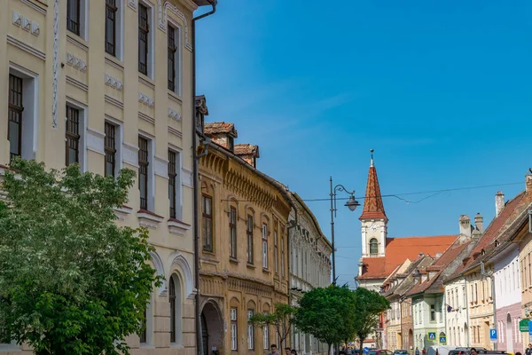 Sibiu, Rumania - Hermosa calle con Iglesia Reformada en un soleado día de verano en Sibiu, Rumania — Foto de Stock