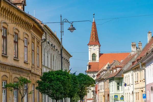 Sibiu, Rumania - Hermosa calle con Iglesia Reformada en un soleado día de verano en Sibiu, Rumania — Foto de Stock