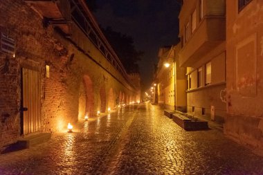 Sibiu, Romanya - 9 Haziran 2018: Sibiu tarihi merkezi gece Cetatii sokak görünümüne