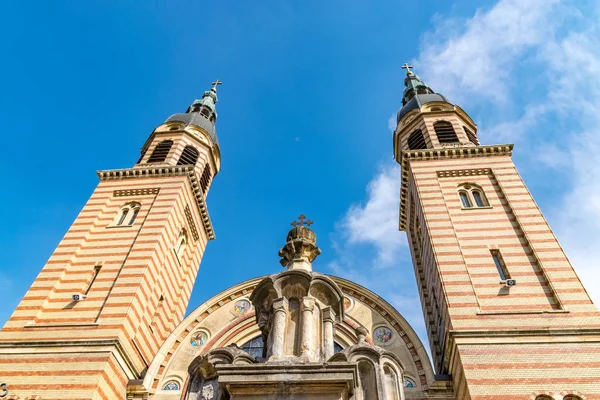 Sibiu, Rumania Catedral de la Santísima Trinidad en un soleado día de verano en Sibiu, Rumania — Foto de Stock