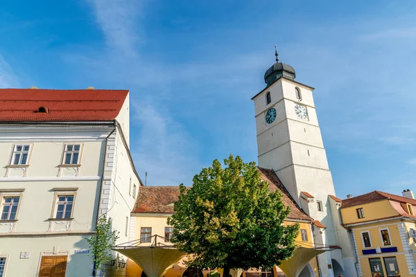 Vista a la torre del consejo de Sibiu hacia un cielo azul en Sibiu, Rumania — Foto de Stock