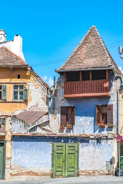 Belas casas medievais em um dia ensolarado de verão com céu azul em Sibiu, Romênia — Fotografia de Stock