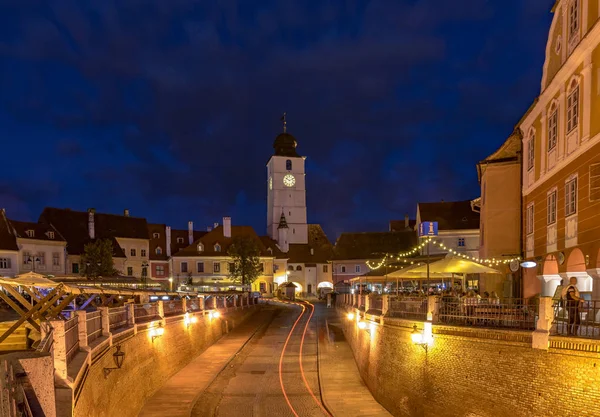 SIBIU, ROMANIA - 2 de julio de 2018: Vista de la torre del consejo de Sibiu por la noche en Sibiu, Rumania — Foto de Stock