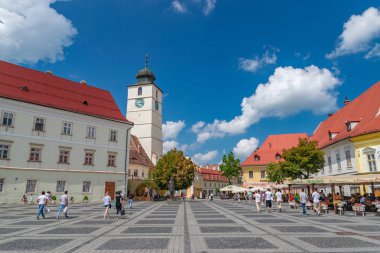 Sibiu, Romanya - 21 Temmuz 2018: Sibiu'nın Konsey kule Sibiu, Romanya mavi gökyüzü gün güneşli yaz
