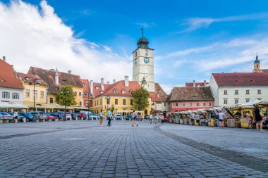 Sibiu, Romanya - 21 Temmuz 2018: Sibiu'nın Konsey kulede bir güneşli yaz gününde küçük swuare Sibiu, Romanya mavi gökyüzü