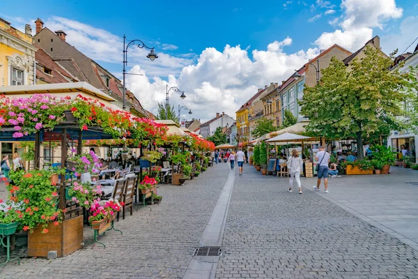 SIBIU, ROMANIA - 21 de julio de 2018: Sibiu, Rumania - Nicolae Balcescu hermosa calle peatonal en un soleado día de verano con cielo azul en Sibiu, Rumania — Foto de Stock