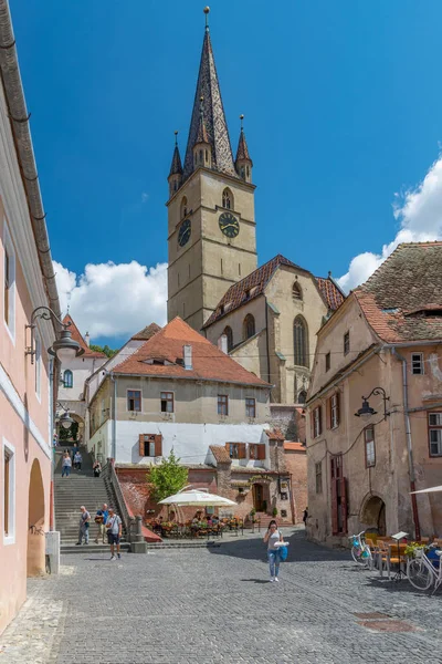 SIBIU, ROMANIA - 21 luglio 2018: Cattedrale luterana di Santa Maria in una bella giornata estiva di sole a Sibiu, Transilvania, Romania — Foto Stock