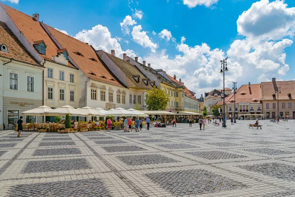 SIBIU, ROMANIA - 21 de julio de 2018: La gran plaza, el centro de Sibiu, en un soleado día de verano con cielo azul en Sibiu, Rumania — Foto de Stock