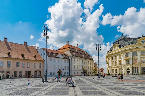 SIBIU, ROMANIA - 21 de julio de 2018: La gran plaza, el centro de Sibiu, en un soleado día de verano con cielo azul en Sibiu, Rumania — Foto de Stock