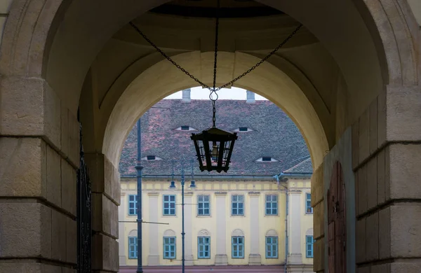 Sibiu berühmte Hausaugen mit einer Straßenlaterne im Vordergrund. — Stockfoto