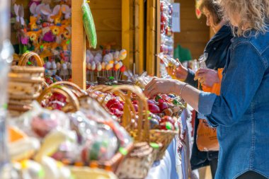 Sibiu, Romanya - 30 Mart 2018: Sibiu Paskalya Fuarı'nın açılış Transilvanya bölgesinde, Romanya