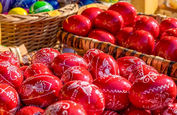 СИБИУ, Румыния - 30 МАРТА 2018: Традиционные пасхальные яйца на открытии Пасхальной ярмарки в Сибиу в регионе Трансильвании, Румыния — стоковое фото