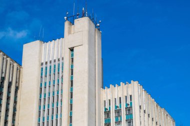 Doğru açık bir gökyüzü mavi ipuçlarıyla mimarisi