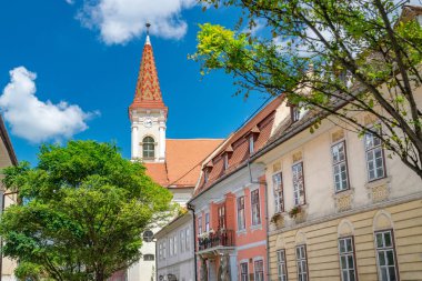 Sibiu, Romanya - Reform Kilisesi ile Sibiu, Romanya güzel sokak gün güneşli yaz