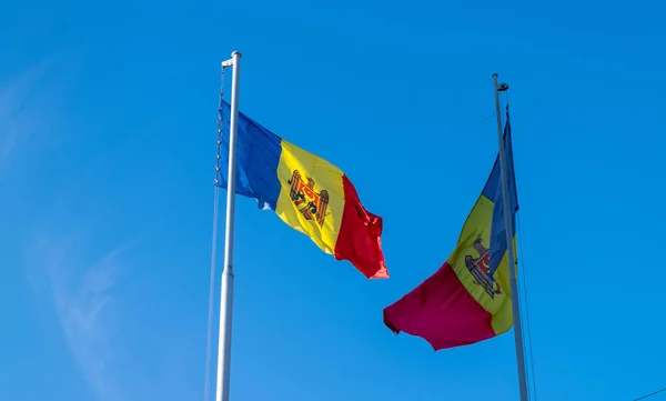 Duas bandeiras moldavas tremulam no céu azul — Fotografia de Stock