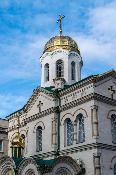 Uma vista para a Igreja da Transfiguração, uma igreja ortodoxa no centro de Chisinau, República da Moldávia — Fotografia de Stock