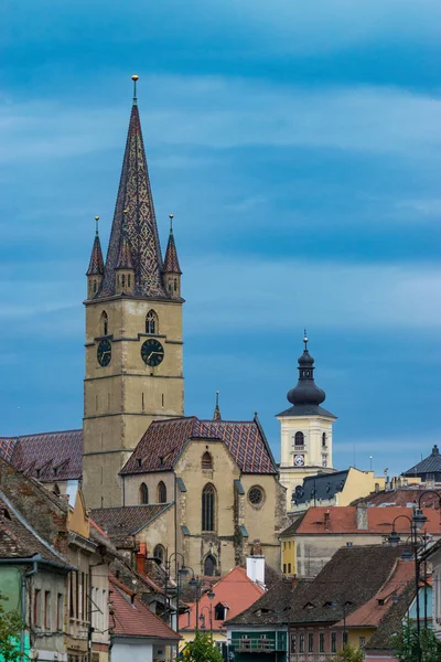 Catedral luterana de Santa María en un hermoso día soleado de verano en Sibiu, región de Transilvania, Rumania — Foto de Stock