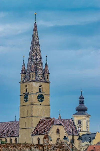 Cattedrale luterana di Santa Maria in una bella giornata estiva di sole a Sibiu, Transilvania, Romania — Foto Stock