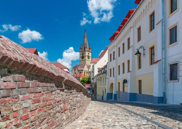 Sibiu, Rumania - Hermosa calle con Catedral Luterana de Santa María en un día soleado de verano con cielo azul en Sibiu, Rumania — Foto de Stock