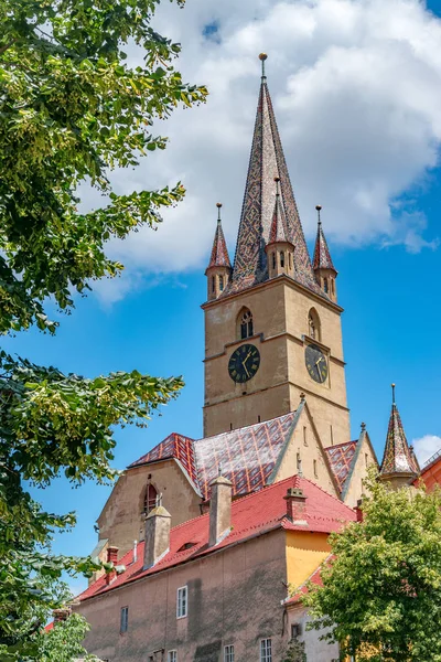 Catedral Luterana de Santa Maria em um belo dia ensolarado de verão em Sibiu, Transilvânia, Romênia — Fotografia de Stock