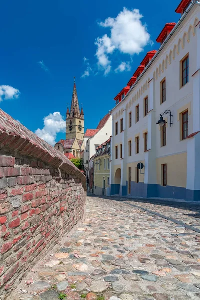 Sibiu, Rumania - Hermosa calle con Catedral Luterana de Santa María en un día soleado de verano con cielo azul en Sibiu, Rumania — Foto de Stock