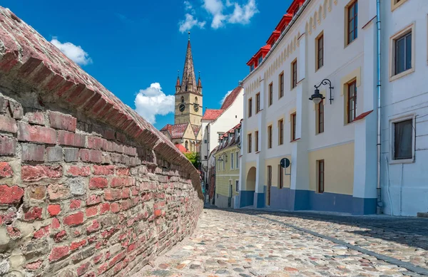 Sibiu, Rumania - Hermosa calle con Catedral Luterana de Santa María en un día soleado de verano con cielo azul en Sibiu, Rumania — Foto de Stock