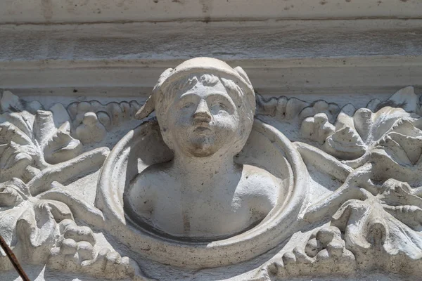 Détail en gros plan d'une statue d'une maison médiévale à Sibiu, Roumanie — Photo