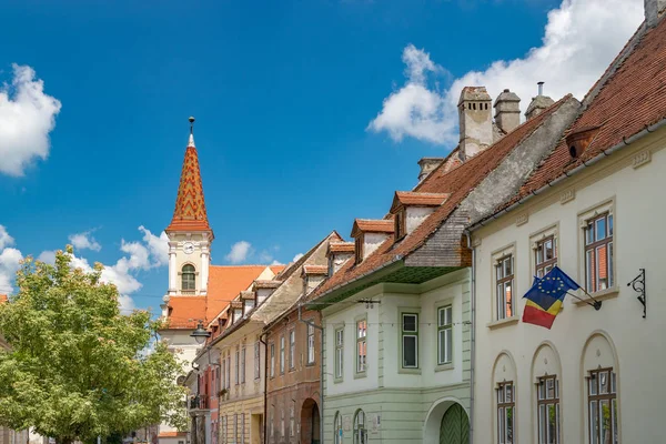 Sibiu, Romanya - Reform Kilisesi ile Sibiu, Romanya güzel sokak gün güneşli yaz — Stok fotoğraf