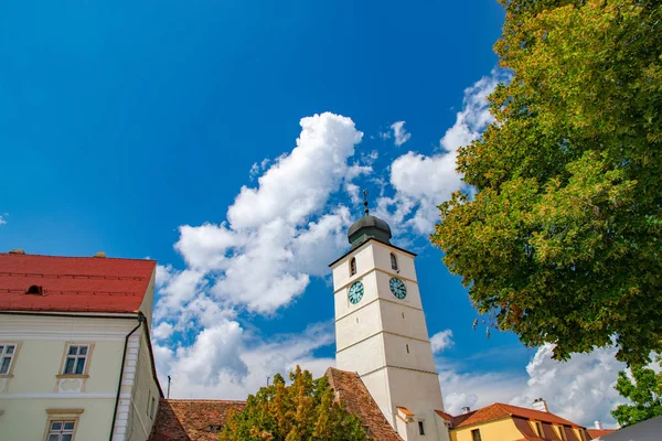 La torre del consiglio di Sibiu in una giornata estiva soleggiata con un cielo blu a Sibiu, Romania — Foto Stock