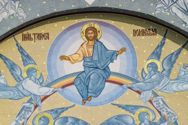 Sibiu, Romanya - 17 Temmuz 2018: İsa'nın göğe yükseliş Ortodoks Kilisesi ve St. Nicholas Sibiu, Romanya bir tablo üzerinde tasvir