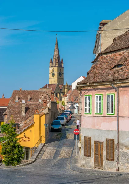 Sibiu, Romania Bella strada con Cattedrale luterana di Santa Maria in una giornata estiva soleggiata a Sibiu, Romania — Foto Stock