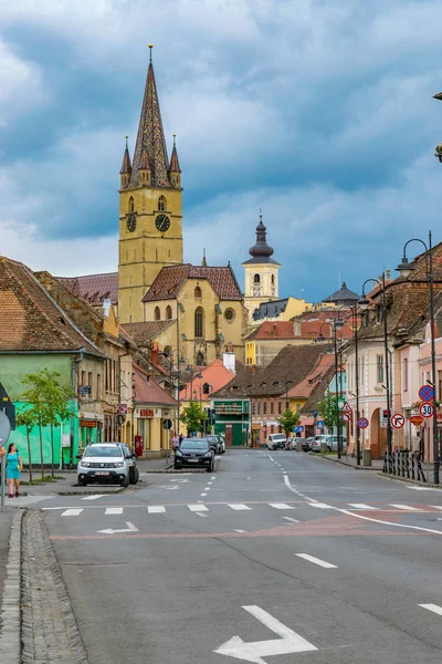 SIBIU, ROMANIA - 15 giugno 2018: Veduta del centro di Sibiu e della Cattedrale luterana di Santa Maria in Transilvania, Romania — Foto Stock