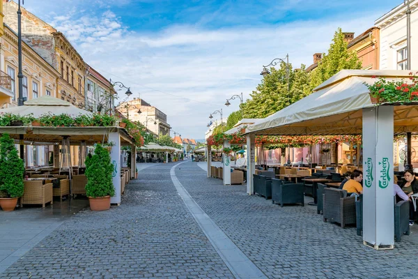 Sibiu, Romanya - 21 Haziran 2018: Sibiu, Romanya - Nicolae Balcescu Caddesi, Romanya 'nın Sibiu kentinde güneşli bir yaz gününde