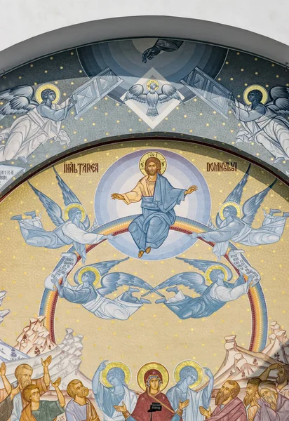 Sibiu, Rumunia - 17 lipca 2018: Wniebowstąpienie Jezusa przedstawiony na malarstwo na cerkiew Wniebowstąpienia i Świętego Mikołaja w Sibiu, Rumunia — Zdjęcie stockowe